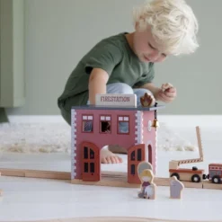 Little Dutch Railway Brandweerkazerne -Peuter Plezier Verkoopwinkel LD4490 little dutch railway brandweerkazerne 4