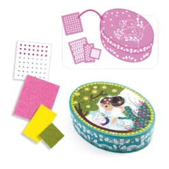 Djeco DIY Doosje-Versieren Kleine-geheimen-sieradendoosje-maken 11 Djeco DIY Doosje-Versieren Kleine-geheimen-sieradendoosje-maken -Peuter Plezier Verkoopwinkel djeco diy doosje versieren kleine geheimen 2