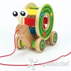 Trekfiguur Hape: Walk-a-Long Snail -Peuter Plezier Verkoopwinkel houten trekdier hape walk a long slak 1