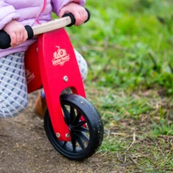Tiny Tot Cherry Red Loopfiets 2 – In – 1 Kinderfeets – Loopfiets Rood 8 Tiny Tot Cherry Red Loopfiets 2 – In – 1 Kinderfeets – Loopfiets Rood -Peuter Plezier Verkoopwinkel kinderfeets houten loopfiets driewieler tiny tot cherry red 2