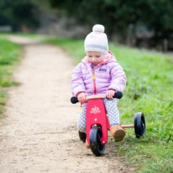 Tiny Tot Cherry Red Loopfiets 2 – In – 1 Kinderfeets – Loopfiets Rood 9 Tiny Tot Cherry Red Loopfiets 2 – In – 1 Kinderfeets – Loopfiets Rood -Peuter Plezier Verkoopwinkel kinderfeets houten loopfiets driewieler tiny tot cherry red 3