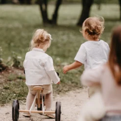 Kinderfeets Tiny-Tot-Plus White Loopfiets 8 Kinderfeets Tiny-Tot-Plus White Loopfiets -Peuter Plezier Verkoopwinkel kinderfeets houten loopfiets driewieler tiny tot plus white 3