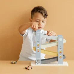 Little Dutch LD7008 Houten Autobaan Knikkerbaan Blauw 9 Little Dutch LD7008 Houten Autobaan Knikkerbaan Blauw -Peuter Plezier Verkoopwinkel little dutch LD7008 autobaan cars 3