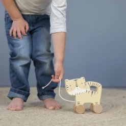 Peuter Plezier Verkoopwinkel -Peuter Plezier Verkoopwinkel little dutch houten trekdier tijger 2 scaled 1